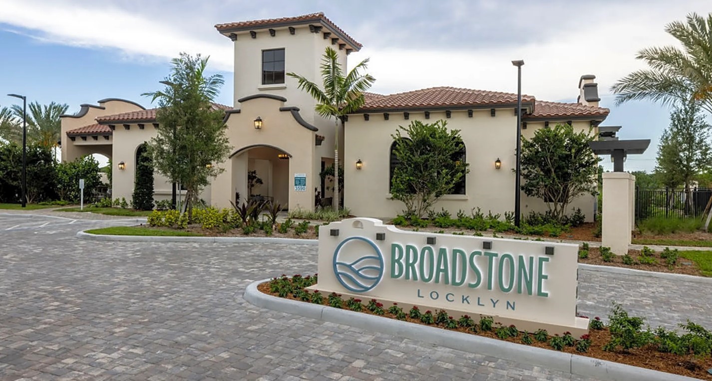 Broadstone Lakeside Apartments Entry - Photo 1